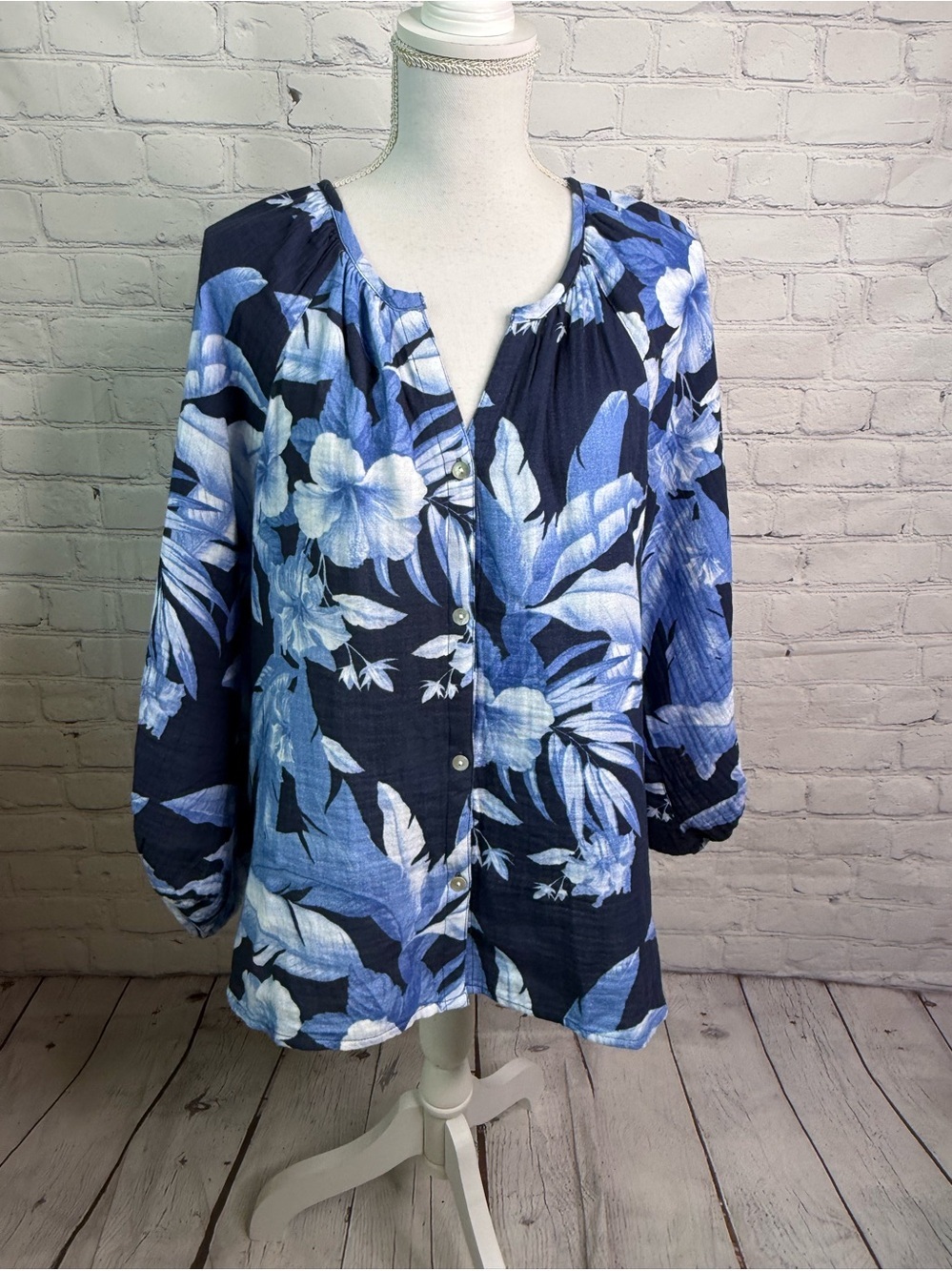 TOMMY BAHAMA Daybreak Hibiscus Tropical Print Blouse Top Medium
